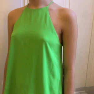 Grönt linne - Fint grönt linne helt oanvänt med prislapp kvar. Ny pris: 199kr.  Kan mötas upp eller frakta (köparen står för frakten)💚