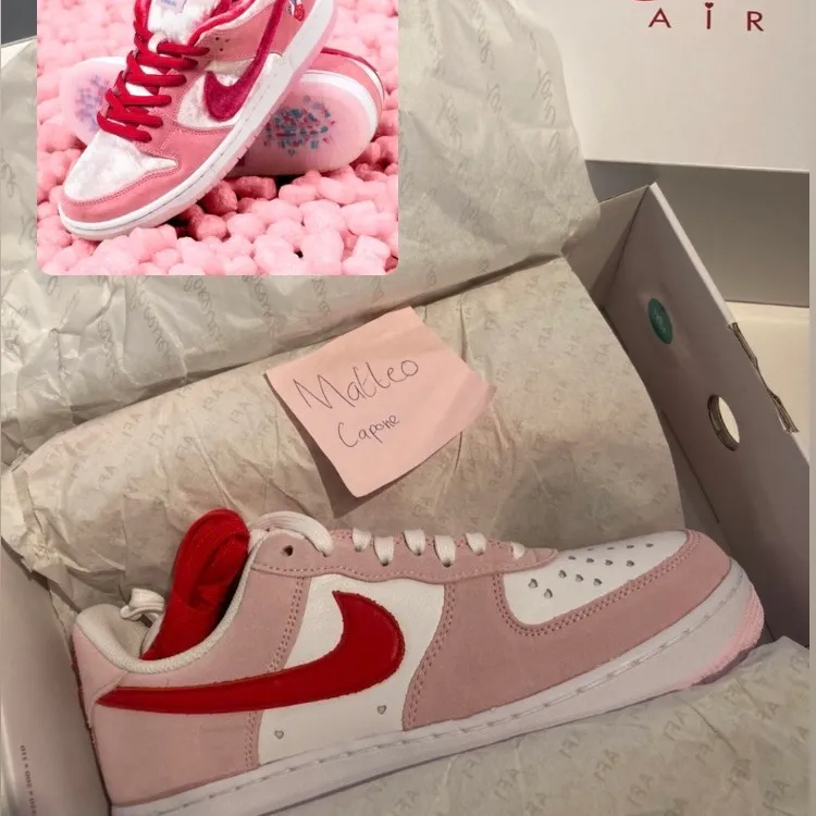 Nike Air Force 1 Valentines Day ,oanvända, skickar fler bilder på förfrågan! Storlek 42 / US 8.5  . Skor.