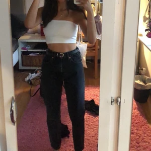 Momjeans från Zara nya, storlek 32 - Helt nya jeans från Zara i momjeans-modell. De är svart/gråa med lite sliten färg.