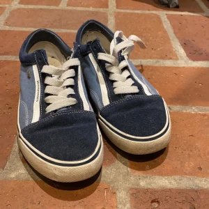 Skor - Använts fåtal gånger men just nu används de inte då jag har för många skor. Köptes för 750kr