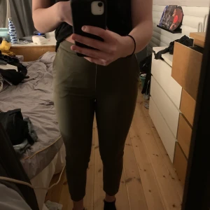 Kostymbyxor från H&M stl: 34 - Köpts för 249kr. Aldrig använt för att dom är för små, men riktigt snygga och sköna