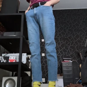Ljusblå jeans - Säljer dessa schyssta slimfit jeans! Dem är ripped vid den nedre kanten. Men har blivit lite korta på mig. Jag är 180cm lång. Köoare betalar för frakt