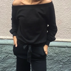 Off-shoulder tröja - Svart off-shoulders tröja från Ginatricot i strl S, men mer som XS skulle jag säga. Välanvänd men fortfarande i gått skick.