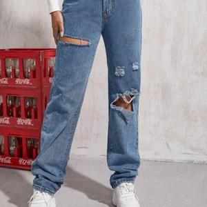 Jeans  - Säljer dessa nya jeans, aldrig använda då dom är lite för långa för mig och lite för stora. Pris kan diskuteras 💞