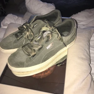 Puma skor - Jätte söta skor och bekväma, storlek 41, jag säljer för de nt passar min stil längre, det följer med ett annat typ utav skosnöre än bara de som är på.(köparen stör för frakten som även kan komma att bli lite billigare beroende på vilket som skorna kan passa i, priset på skorna går även att diskutera)