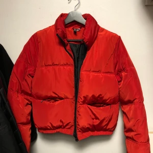 Jacka  - Röd jacka från hm i xs, aldrig använd. 100kr 