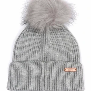 Grå Barbour Mössa  - En jättefin mössa som nästan aldrig är använd då den är för liten för mitt huvud. Säljer den för 150 eftersom den nästan aldirg är använd.