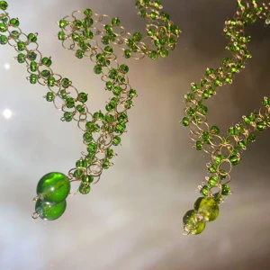 Halsband - Två jättefina handgjorda halsband med gröna glaspärlor❣️ spännena är försilvrade och frakten ingår i priset✨ (150kr styck❣️)                                                                                —————————————————————                                                                                  Kika gärna in på min profil, säljer en massa olika handgjorda smycken💃🏼 perfekt till dig själv eller i present till någon❣️✨