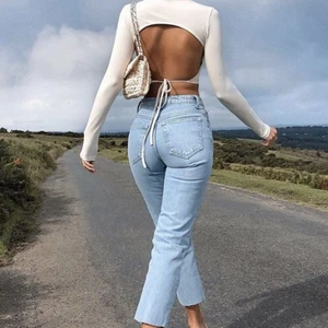 Monki jeans - Ett par jeans från Monki i modellen "Taiki". Hög midjade och i en jättefin ljusblå färg! Passar någon som är runt en storlek S. Frakten är inkluderad i priset 🥰 