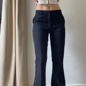 Kostymbyxor  - Ett par supersnygga kostymbyxor från BikBok. De har medelhögmidja och sitter lite lösare på mig som vanligtvis är en 36/38 även om storleken är 40. De är köpa i vintras och är använda ca 3 gånger. (Säljer den tillhörande kavajen också, se min profil)