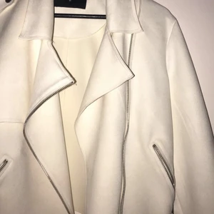 Mocka jacka vit  - Jätte fin mocka jacka i äkta mocka storlek M/38 nypris: 799kr 