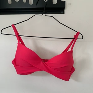 Bikiniöverdel NLY - Rosa bikiniöverdel från NLY (Nelly). Den har lite push och det går inte att ta bort vadderingen. Banden är justerbara. Använd endast ett fåtal gånger. Storlek 70A. Köparen står för frakt.  