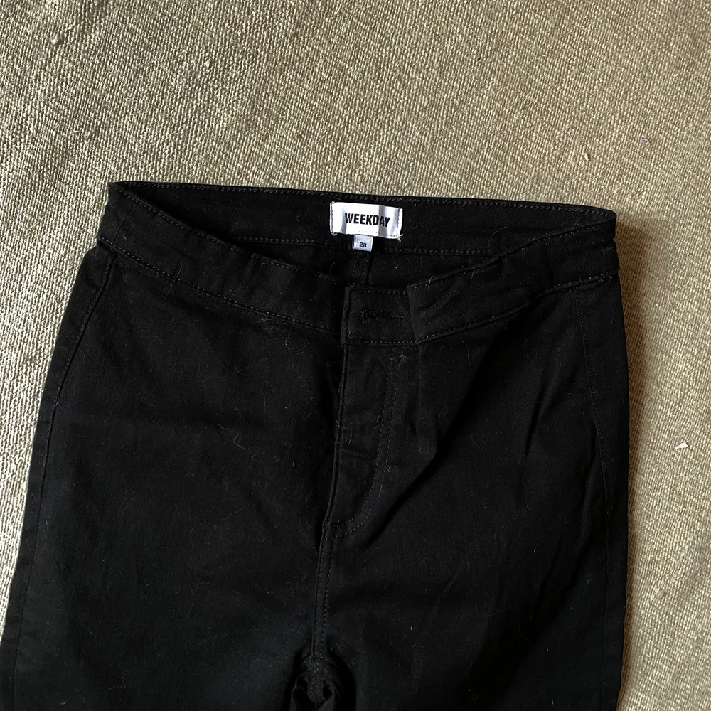 Svarta byxor från Weekday endast använda 1 gång. Bootcutmodell. Stretchiga i tyget. Högmidjade.. Jeans & Byxor.