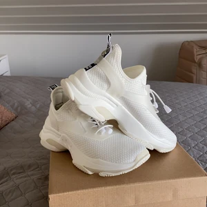 Steve Madden sneakers - Helt oanvända stevemadden sneakers vita! Fick dem i födelsedags present men passade inte min fot. Har kvar kartong och dem är i helt nyskick!      NY PRIS= 1200kr