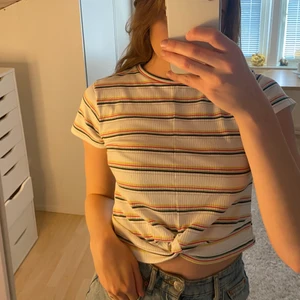 Topp strl S - Jag säljer denna fina t-shirt/topp från Primark, den är använd några gånger, men är fortfarande i väldigt bra skick💛 Frakt tillkommer🌸