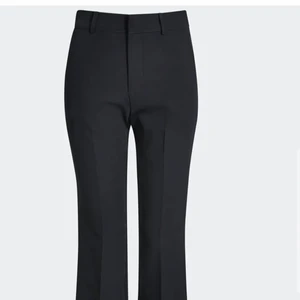 kostymbyxor - Bik boks populära kostymbyxor! Svarta, lite utsvängda kostymbyxor i nyskick. Använt ca 5 ggr, älskar dom men säljer för att de har blivit för stora för mig. Formar verkligen kroppen och extremt sköna, känns som mjukis🥰 frakt tillkommer 💞