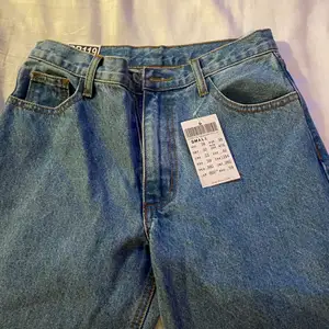 Ett par mörkblåa lowwaisted mom jeans köpta på Brandy Melville i Stockholm för 418 kr🤎 Säljer pga felköp:) aldrig använda då lappen även sitter kvar💕 Köparen står för frakten!