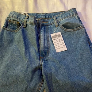 Brandy Melville low waisted mom jeans - Ett par mörkblåa lowwaisted mom jeans köpta på Brandy Melville i Stockholm för 418 kr🤎 Säljer pga felköp:) aldrig använda då lappen även sitter kvar💕 Köparen står för frakten!