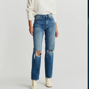 90s jeans  - 90s jeans från Gina Tricot i storlek 32. Endast använda ett fåtal gånger och i mycket bra skick. Klippta längst ner och går till fötterna på mig som är 164. 