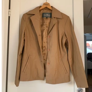 Skinn kavaj - Säljer denna bruna skinn kavajen (obs äkta skin) eftersom den inte kom till användning. Köparen står för frakt💖 Den är i storlek XL men jag som är XS har den som en oversized kavaj så skulle säga att storleken passar S/M