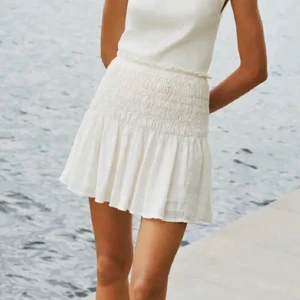 Zara kjol - Lägger ut igen pga oseriös köpare, bild lånad från hemsidan. Säljes då den är för stor för mig, använd fåtal gånger förra sommaren. Hör av er för egna bilder!❤️