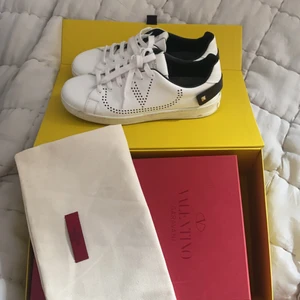 Valentino sneakers! - Säljer mina nya valentino sneakers som är använda cirka 3 gånger!