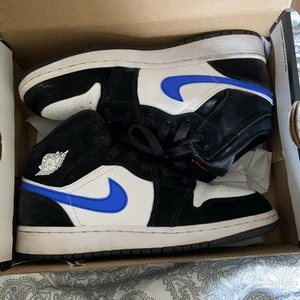 Jordans  - Säljer mina jordan 1 mid racer blue. Köpte dom i julas så har inte haft dom så länge. Inte så mycket slitningar då jag inte har användt dom så jättemycket. Köparen står för frakten. Du får med kartongen. Köpte dom för ca 2300