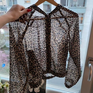 Mesh jacka - Så snygg blus/jacka i leopard mesh