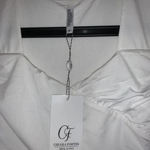 Studentklänning - Säljer en studentklänning jag provat en gång, säljes för att jag hittade en som passade mig bättre. Bud börjar på 200kr