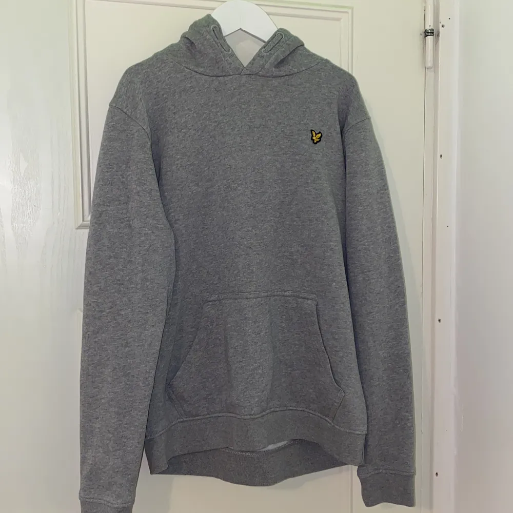 Lyle & Scott äkta märke från KidsBrandStore. Nyskick som använts för provtagning endast en gång. 85% bomull 15 polyester. Hoodies.