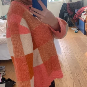 Stickad rutig tröja - Så fin tröja tyvvär inga lappar men skulle gissa på att det är en storlek S/M färgerna är mer klara och mer färgglada i verkligheten! Som ny!