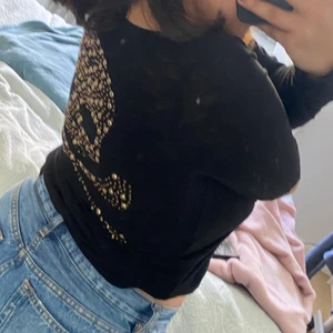 tröja - skit snygg svart tröja med en dödskalle där bak på ryggen🖤passar till allt och är skit cool!!! köpte på en secondhand