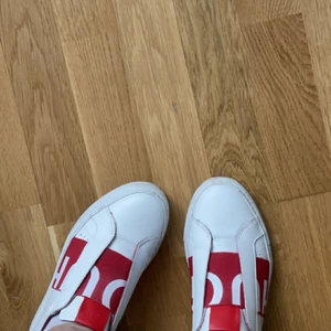 Äkta Hugo Boss skor - Säljer mina Hugo boss skor då de ej kommer till användning, de är använda några gånger och kommer i helt okej skick. Köpta för 1800 och säljer för 500 
