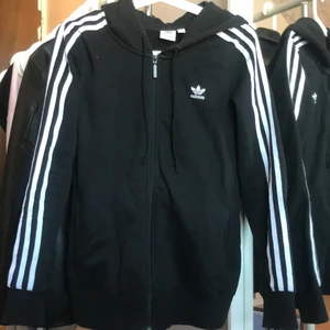 Adidaskofta - Vanlig adidaskofta som aldrig kommer till användning längre, Väldigt skön! Storlek S men skulle säga att den är en M 