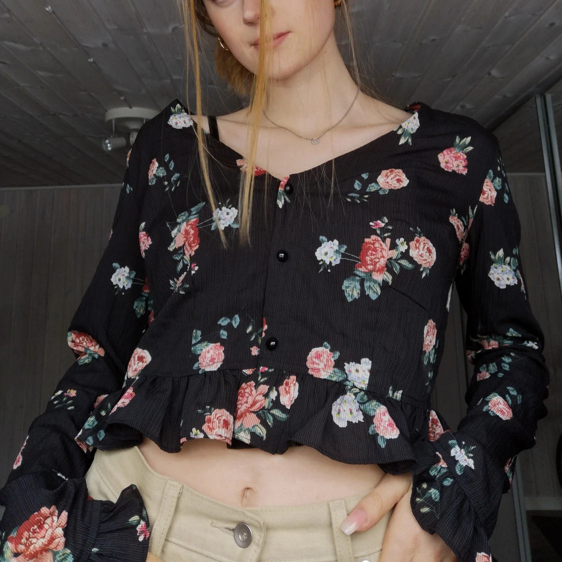 Svart blommig blus  - 91
