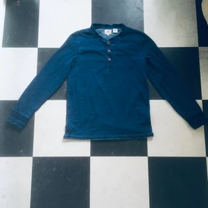 Levis långärmad tröja stl s - Blå Levis långärmad tröja. Storlek S. Starkt tyg, mycket gott skick. Kan skickas mot att köparen betalar frakten.