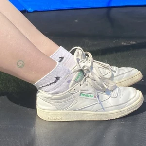 Reebok  - Jag säljer dessa reebok skor då de inte kommer till användning. Köpta för 1300kr. Helt nya endast testade. Modell: Club C 85 Vintage.  Storlek 40. Priset går att diskutera.<3