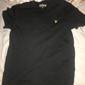 Hej jag säljer en lyle scott t-shirt - T-shirt är svart och det står med gult lyle scott märket