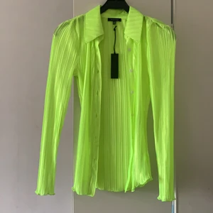 Skjorta från WHO-What-wear  - Snygg skjorta från WHO What west, nytt skick. Ganska genomskinlig material