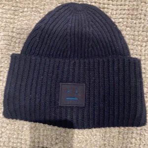 acne mössa💙🤍 - säljer min acne mössa som jag inte andvänder💙