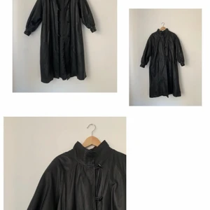 Skinnkappa - Säljer denna sjukt fetta skinnkappa! Från Alexandra päls strl 38.💕 köpt för 3000kr nypris runt 6000kr