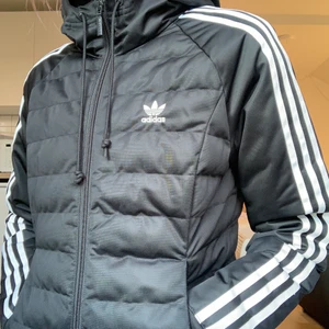 Adidas Jacka - Säljer pga använder inte längre. Inga fläckar eller skavanker. Sparsamt använd. Storlek 38 men ganska liten så passar även en 36a. Pris kan diskuteras 