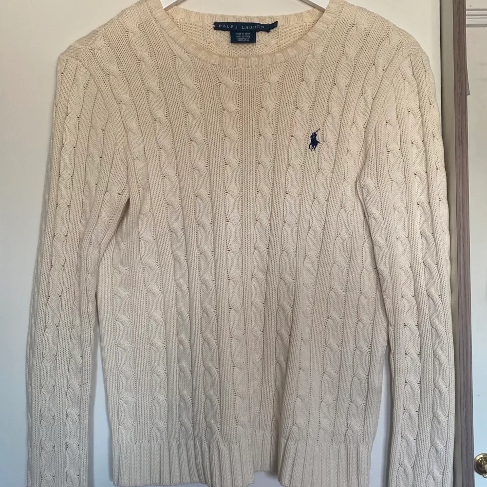 En kabelstickad tröja från Ralph Lauren i storlek S. Kragen är lite smutsig då jag haft på mig tröjan börjat sminkat mig. . Tröjor & Koftor.