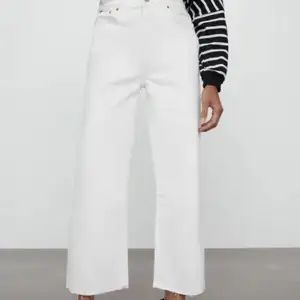Vita culotte jeans från zara. Jättebekväma och passar perfekt till sommaren. Strl 34. Säljs eftersom den inte är min stil längre.💕