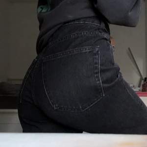   super fina svarta mom jeans som är aldirg använda! Är jätte bekväma och sitter fint! jag  kan skicka flera bilder💗💗 💰 Pris:150kr 📦 Frakt:66kr (spårbart)