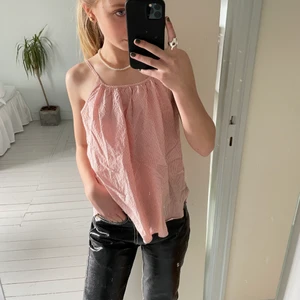 Rutigt linne - Så fint rutigt linne från arket så somrigt och snyggt!! Köptes för 200, är i Strl barn 140 men passar en XS🙌🏻💕