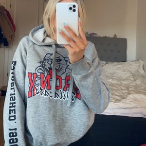 Hoodie från Gina tricot stl s - Nått år gammal, bra skick säljer pga att ja har två likadana. Köparen står för frakten!