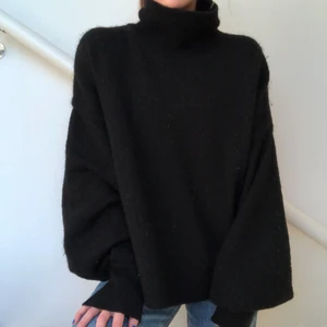 Stickad p - Svart oversized stickad sweatshirt med hög krage och ballonarmar. Köpt för flera år sedan på H&M och innehåller mohair ull. Använd men i fint skick. Är lite knottrig men det kan man lätt ta bort. Storlek 34 men passar skulle säga passar upp till 38 då den är oversized. FRAKT INKLUDERAT I PRISET!!! 