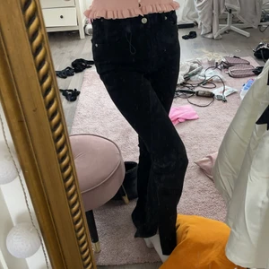 Jeans med slits!  - slits jeans ifrpn zara! Säljes då dom är för stora, Storlek 38! Köparen står för frakt på 66 kr!