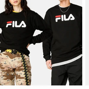 FILA tröja stlk S - En varm och snygg tröja från märket FILA, säljes för använder inte längre. Svart med text. Stlk M. Köparen står för frakten.